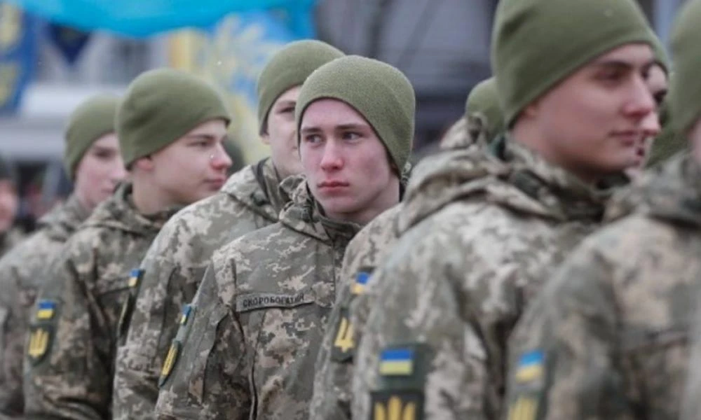 Στο χείλος του γκρεμού η Ουκρανία: Επιστράτευση με κάθε τρόπο - Ο αμφιλεγόμενος νόμος που υπέγραψε ο Ζελένσκι